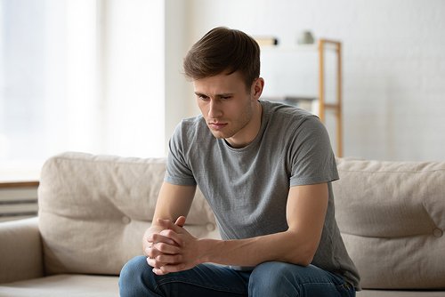 Молодой мужчина испытывает депрессию